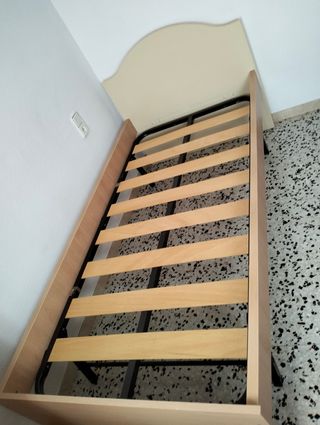 Cama individual de madera con somier de 90.