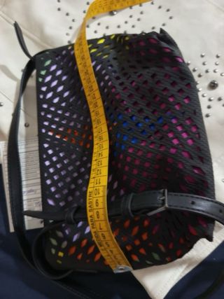 Bolso pequeño multicolor con diseño de red