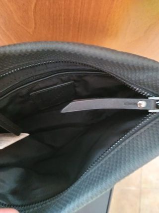 Bolso pequeño multicolor con diseño de red