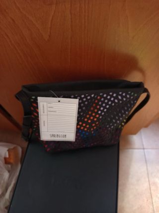 Bolso pequeño multicolor con diseño de red
