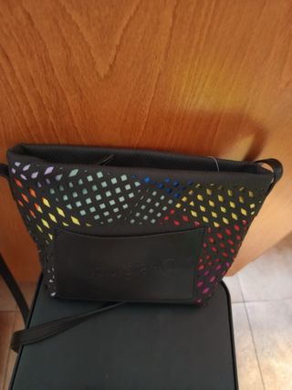 Bolso pequeño multicolor con diseño de red