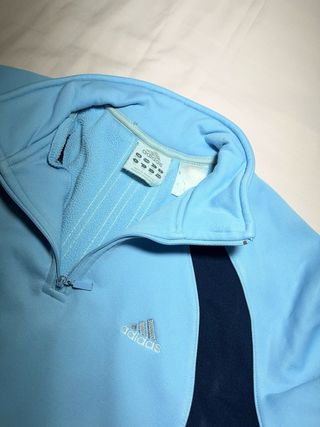 Sudadera vintage Adidas azul con detalles blancos