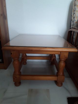 Mesita de madera de pino con tapa de cristal
