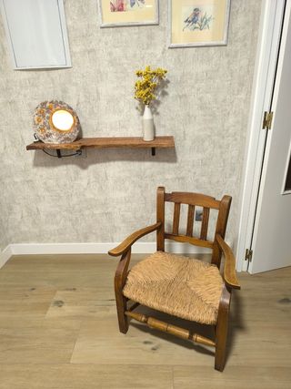 Sillón de madera con asiento de enea