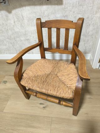 Sillón de madera con asiento de enea