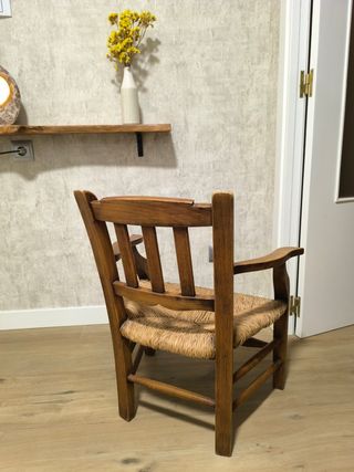 Sillón de madera con asiento de enea