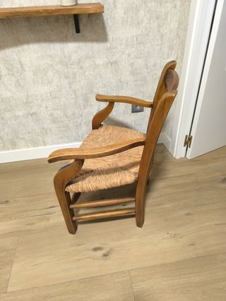 Sillón de madera con asiento de enea