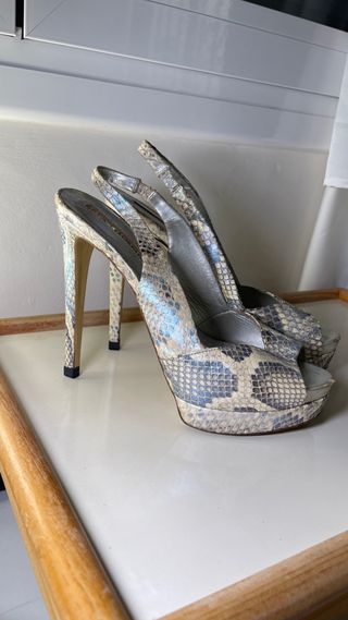 Sandalias piel tacón destalonadas piel serpiente