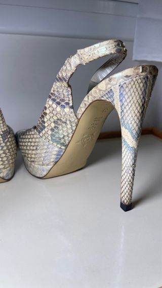Sandalias piel tacón destalonadas piel serpiente