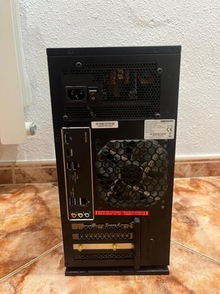 Ordenador de mesa negro