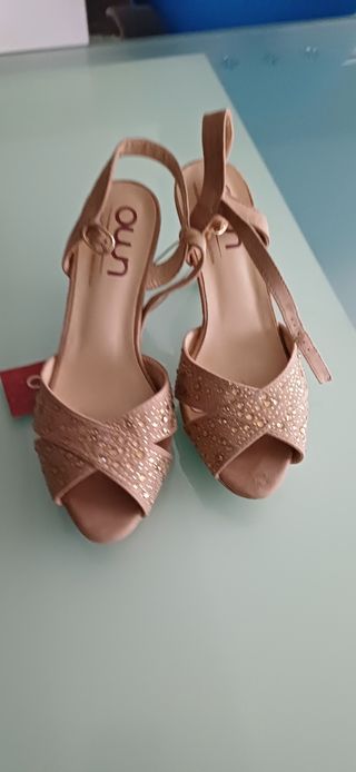 Zapatos de tacón Uno beige y dorados