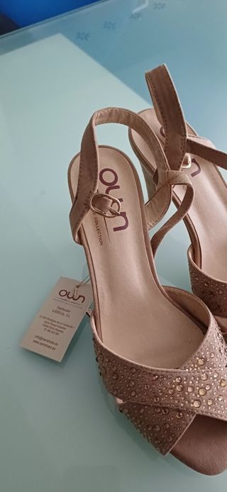 Zapatos de tacón Uno beige y dorados