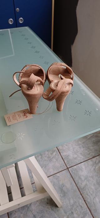 Zapatos de tacón Uno beige y dorados