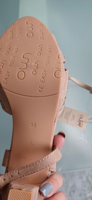 Zapatos de tacón Uno beige y dorados