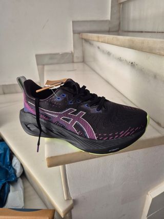 Zapatillas ASICS Negras y Moradas
