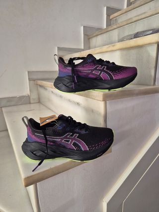 Zapatillas ASICS Negras y Moradas