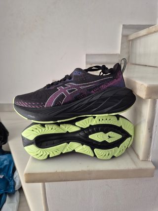 Zapatillas ASICS Negras y Moradas