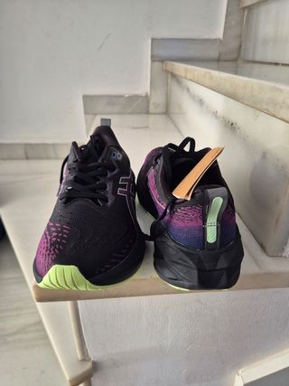 Zapatillas ASICS Negras y Moradas