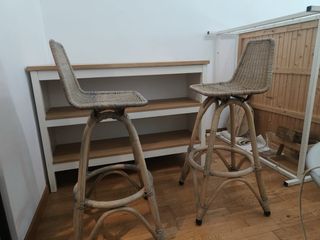 Sedie da bar vintage in rattan e legno. 
