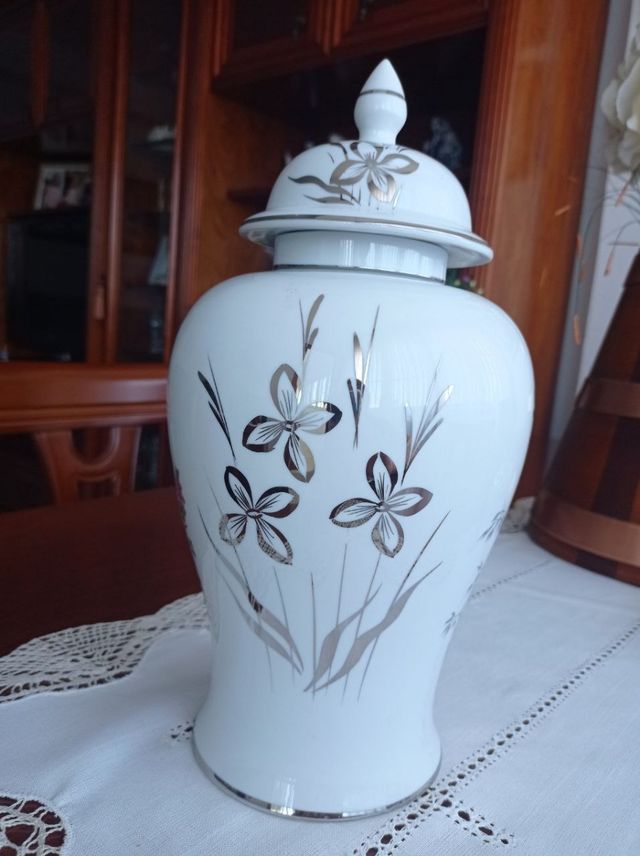 Jarrón de porcelana con tapa y flores