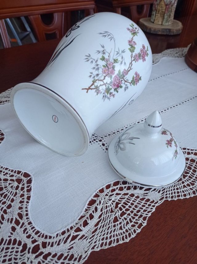 Jarrón de porcelana con tapa y flores