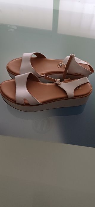 Sandalias blancas y doradas