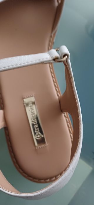 Sandalias blancas y doradas