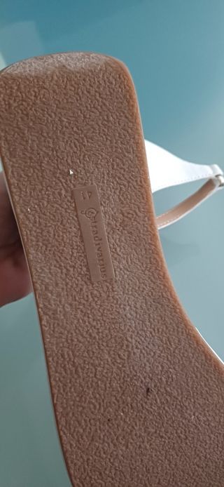 Sandalias blancas y doradas