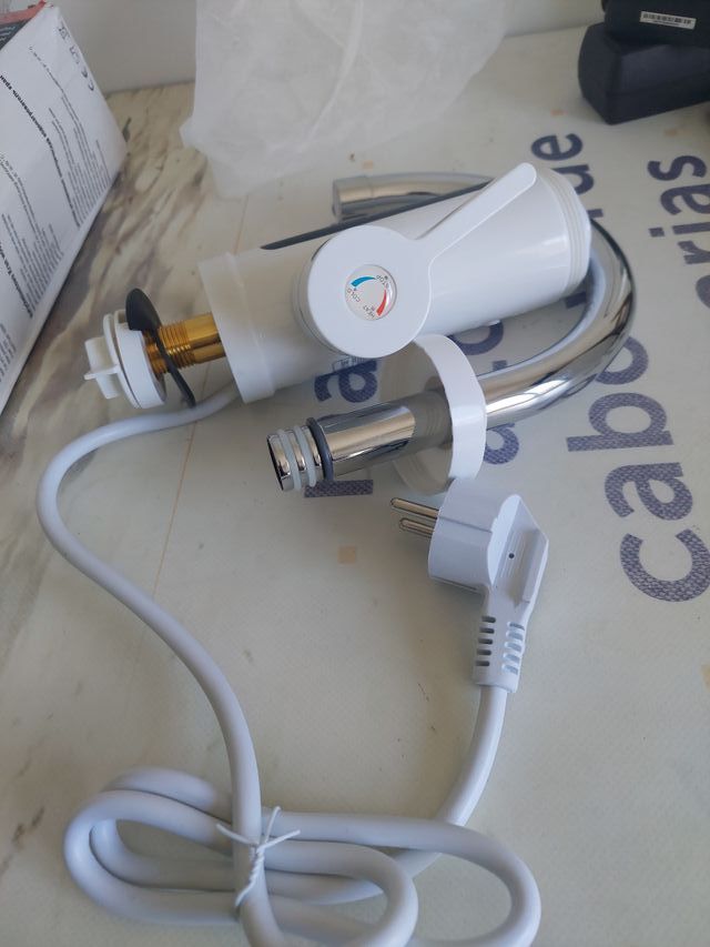 Rubinetto per acqua calda in argento e bianco