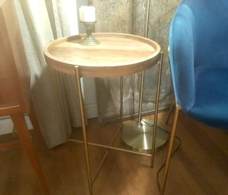 Mesa auxiliar diseño madera y dorado
