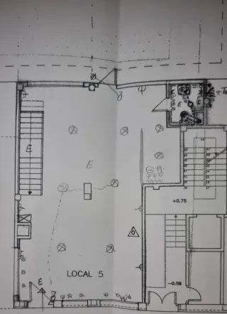 Local comercial, con posibilidad de vivienda.