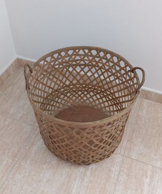 Cesta rústica de bambú y mimbre.