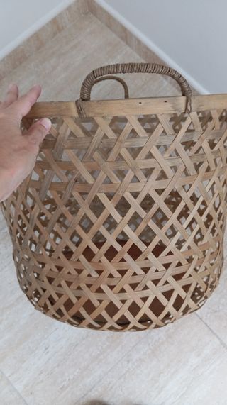Cesta rústica de bambú y mimbre.