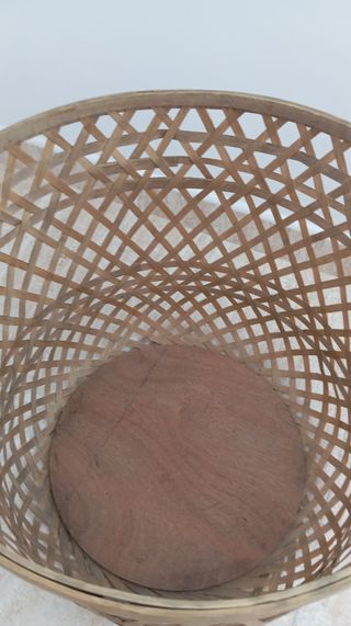 Cesta rústica de bambú y mimbre.