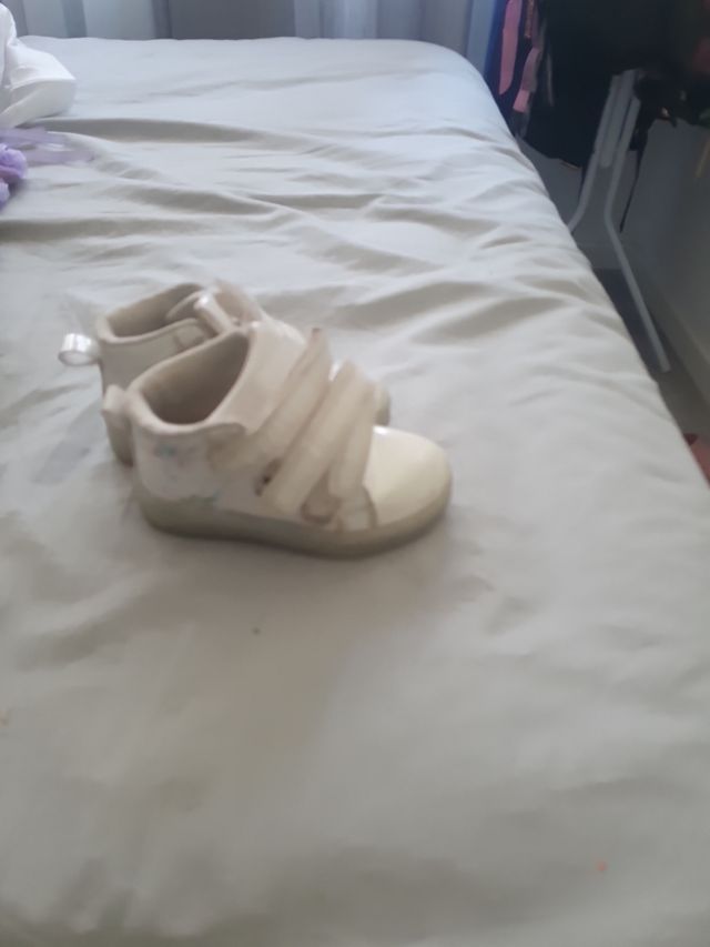 Deportivas blancas con luces para niña