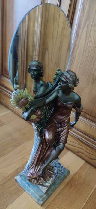 Figura mujer con espejo