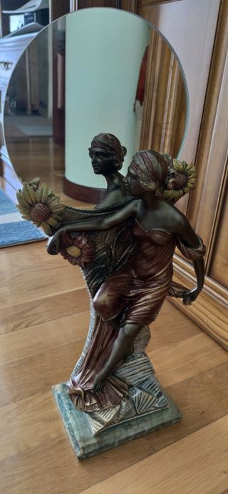 Figura mujer con espejo