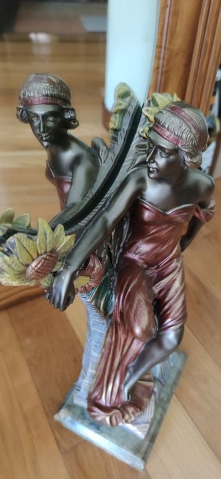 Figura mujer con espejo