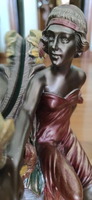 Figura mujer con espejo
