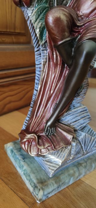 Figura mujer con espejo