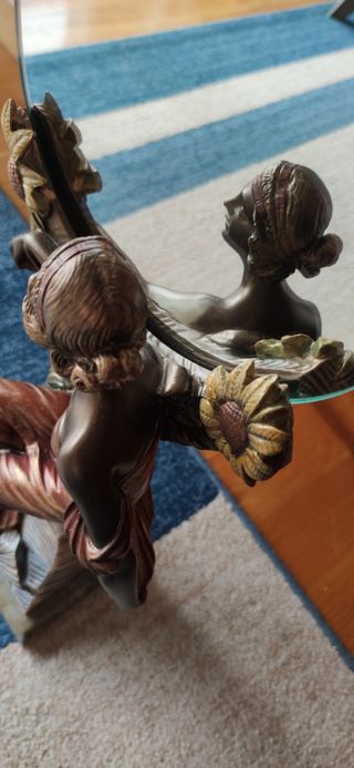 Figura mujer con espejo
