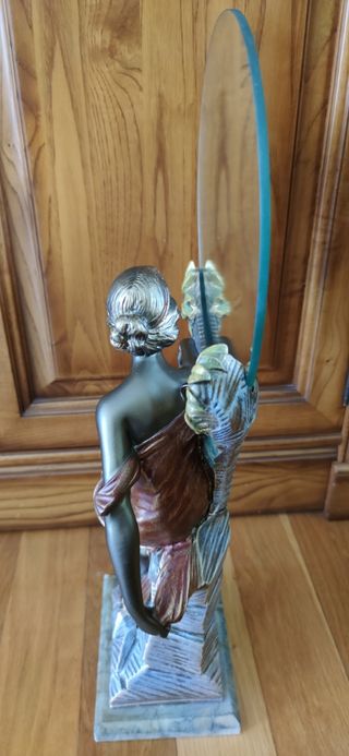 Figura mujer con espejo