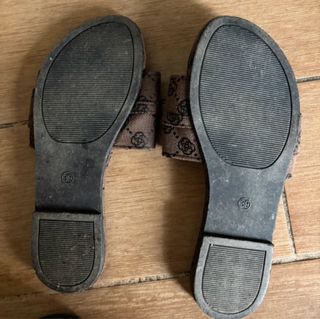 Ciabatte marroni con dettaglio oro