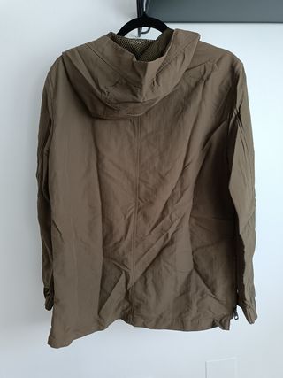 Parka verde oliva con capucha