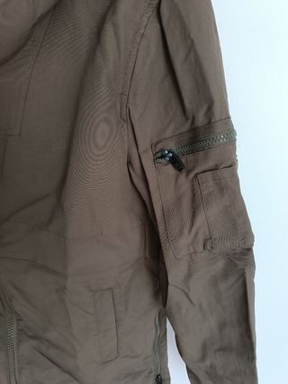 Parka verde oliva con capucha