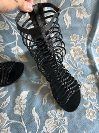 Sandalias romanas negras de piel