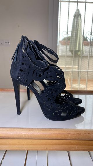 Sandalias de tacón negras con diseño