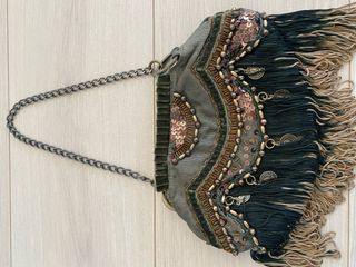 Bolso verde con flecos y detalles