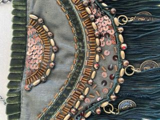 Bolso verde con flecos y detalles