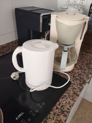Tetera eléctrica blanca